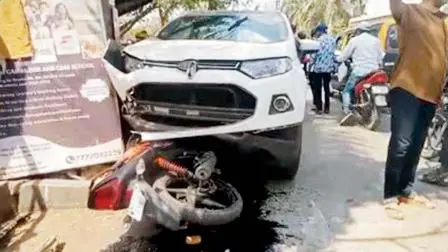 અકસ્માતગ્રસ્ત કાર અને ટૂ-વ્હીલર.