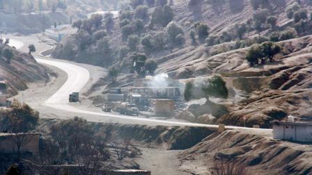 અફઘાનિસ્તાન અને પાકિસ્તાનની સીમા પાસે ગુલામ ખાન વિસ્તારમાં બૉમ્બ-ધડાકાઓને કારણે ધુમાડા નીકળતા જોવા મળ્યા હતા.