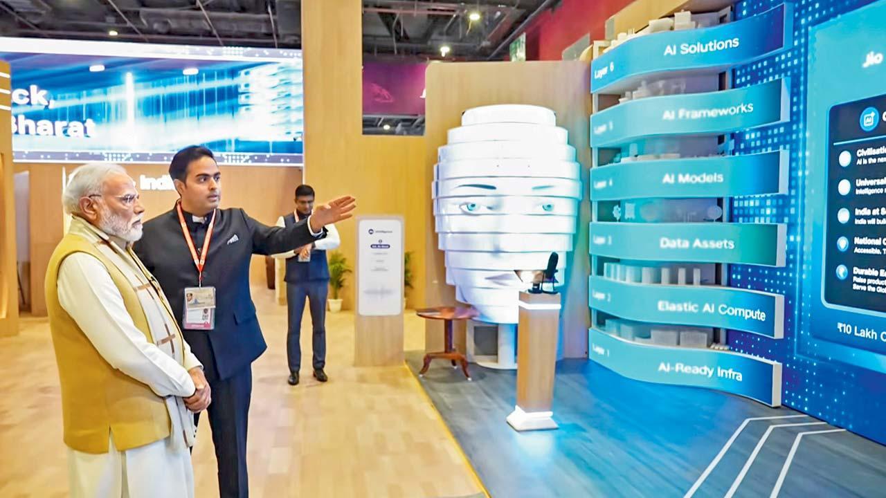 ગઈ કાલે દિલ્હીના ભારત મંડપમમાં રિલાયન્સ ગ્રુપના આકાશ અંબાણી પાસેથી ભવિષ્યની AI પ્રોડક્ટ્સ વિશે વાતચીત કરી રહેલા નરેન્દ્ર મોદી.