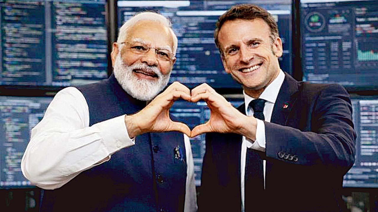 ગઈ કાલે ફ્રાન્સના રાષ્ટ્રપતિ ઇમૅન્યુઅલ મૅક્રૉને સોશ્યલ મીડિયા પર નરેન્દ્ર મોદી સાથેની આર્ટિફિશ્યલ ઇન્ટેલિજન્સથી જનરેટ કરેલી બેઉના હાથથી હાર્ટની સાઇન બનાવતી એક તસવીર શૅર કરી