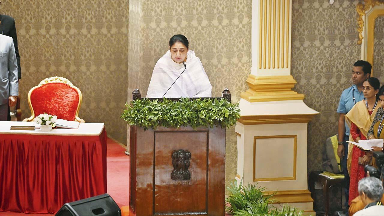 સદ્ગત અજિત પવારનાં પત્નીએ ડેપ્યુટી ચીફ મિનિસ્ટર તરીકે શપથ લીધા