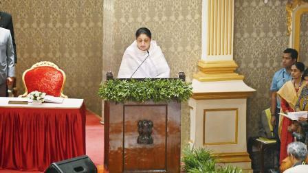 ગઈ કાલે મહારાષ્ટ્રના રાજ્યપાલના નિવાસસ્થાન લોકભવનના દરબાર હૉલમાં દેવેન્દ્ર ફડણવીસ અને એકનાથ શિંદેની ઉપસ્થિતિમાં શપથ લેતાં સુનેત્રા પવાર. તસવીર: આશિષ રાજે