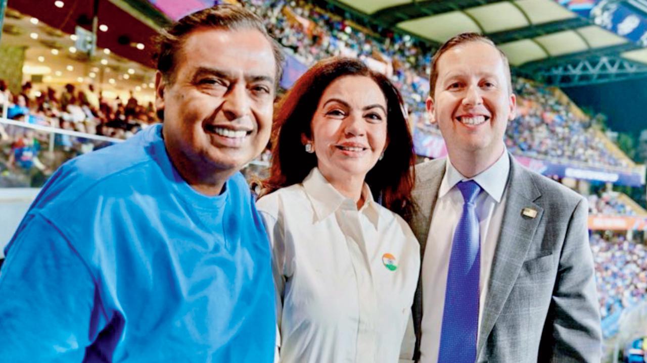 ભારતમાં અમેરિકાના રાજદૂત સર્જિયો ગોર સાથે ગઈ કાલે મૅચનો આનંદ લેતાં જોવા મળ્યાં હતાં રિલાયન્સ ઇન્ડસ્ટ્રીઝના ચૅરમૅન મુકેશ અંબાણી અને તેમનાં પત્ની નીતા અંબાણી.