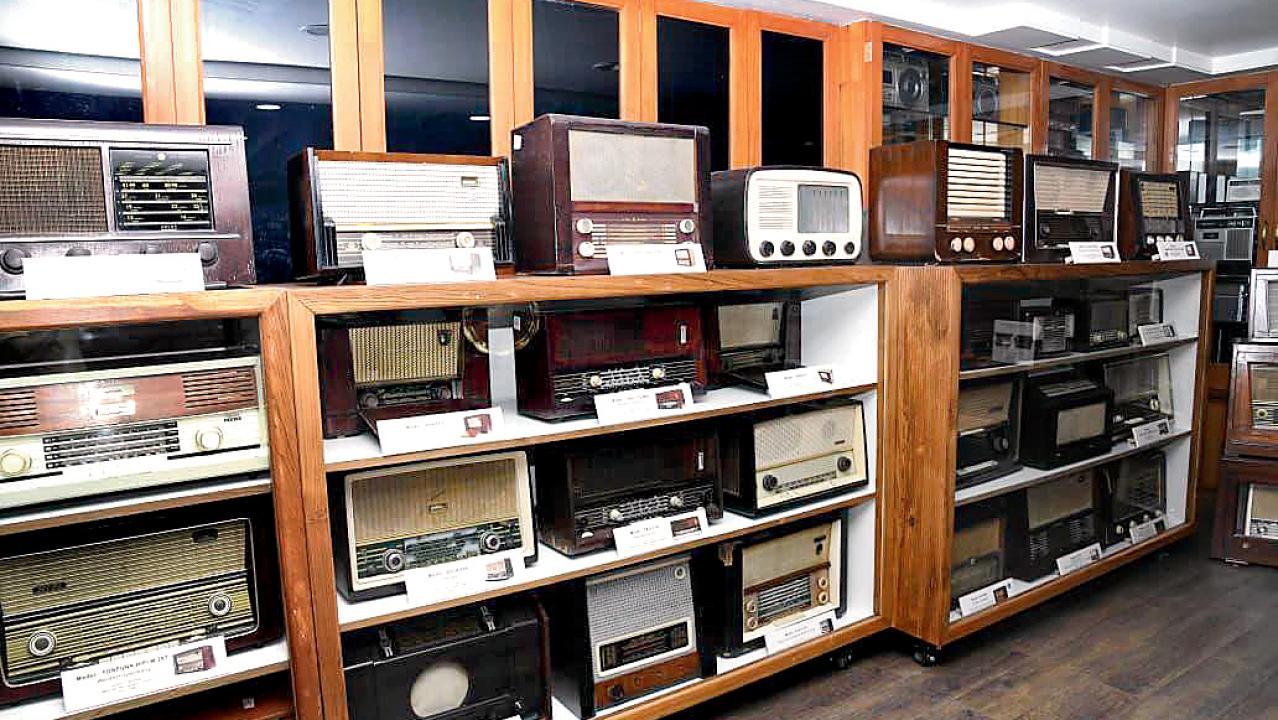 રેડિયો મ્યુઝિયમમાં મુકાયેલા અવનવા રેડિયો.