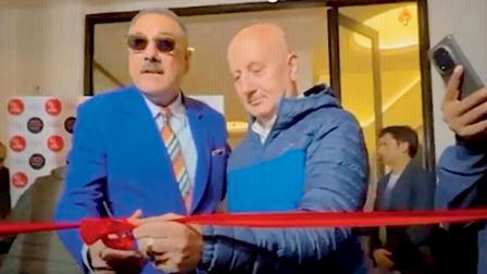 અનુપમ ખેરના નજીકના મિત્ર બમન ઈરાનીએ નવા સેન્ટરનું ઉદ્ઘાટન કર્યું હતું