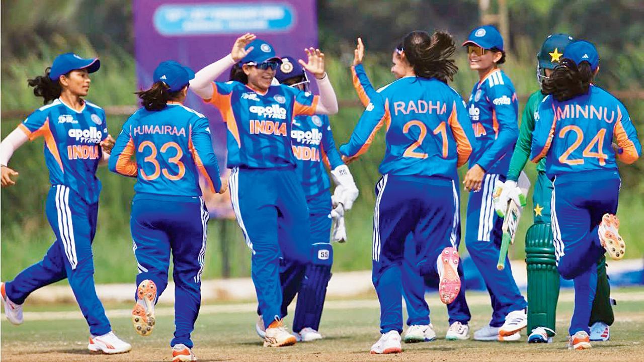 પાકિસ્તાની પ્લેયર્સની વિકેટ લીધા બાદ ઉજવણી કરતી રાધા યાદવ ઍન્ડ કંપની.