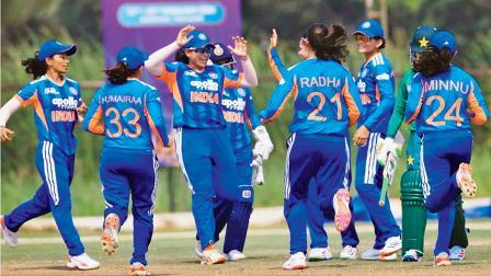 પાકિસ્તાની પ્લેયર્સની વિકેટ લીધા બાદ ઉજવણી કરતી રાધા યાદવ ઍન્ડ કંપની.