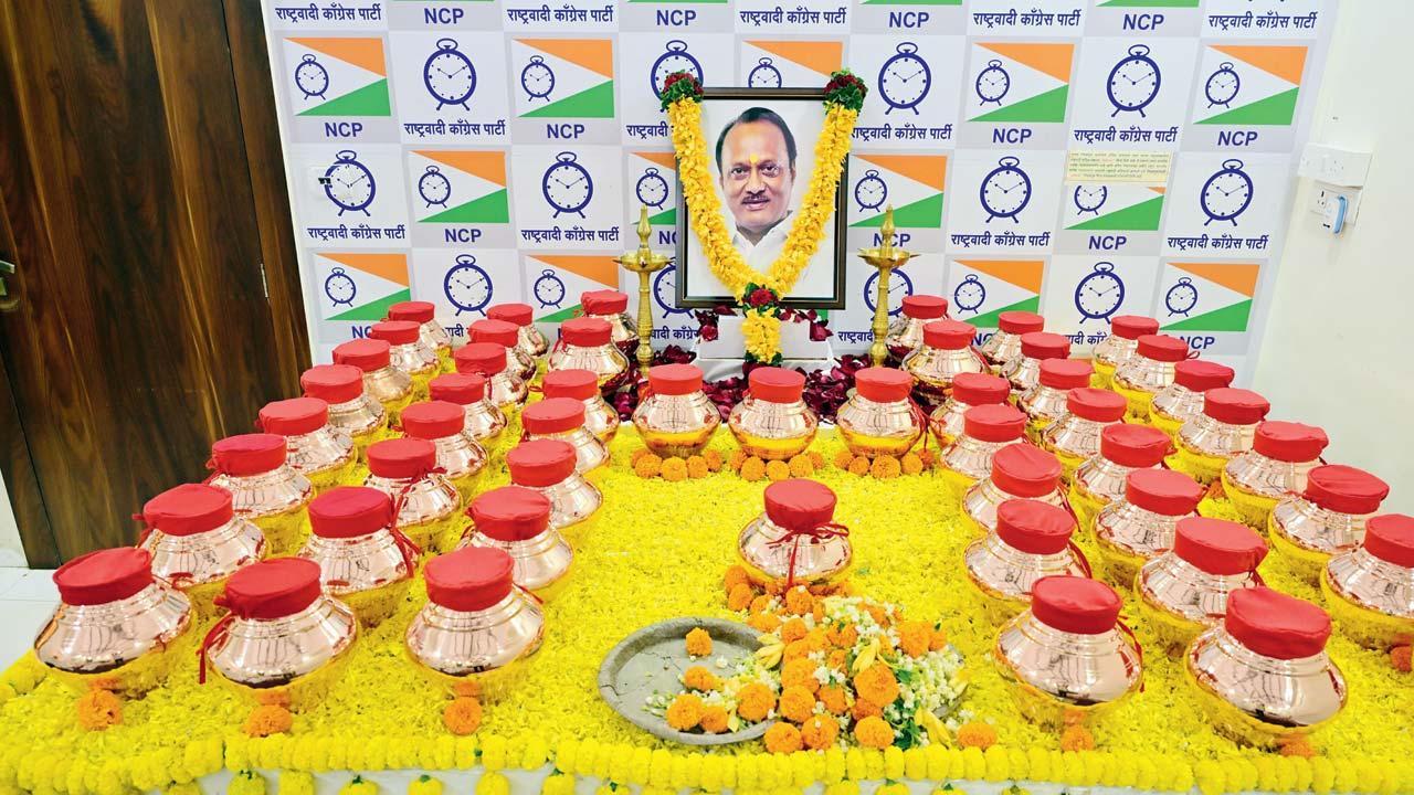 અજિત પવારના અસ્થિ-કળશ મુંબઈમાં નૅશનલિસ્ટ કૉન્ગ્રેસ પાર્ટી (NCP)ની ઑફિસમાં લાવવામાં આવ્યા હતા. પૂજાવિધિ બાદ વિવિધ જિલ્લાઓના નેતાઓને આ અસ્થિ-કળશ સોંપવામાં આવ્યા હતા. એ નેતાઓ પોતાના જિલ્લામાં અજિત પવારનાં અસ્થિનું વિસર્જન કરશે. 