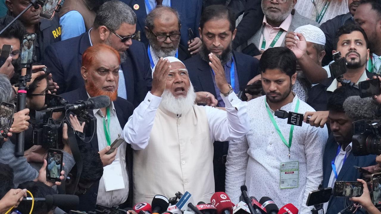 રાષ્ટ્રીય સંસદીય ચૂંટણી દરમિયાન મતદાન મથકનની બહાર મતદાન કર્યા પછી, જમાત-એ-ઇસ્લામીના નેતા શફીકુર રહેમાને મીડિયા સાથે વાત કરી (એજન્સી)