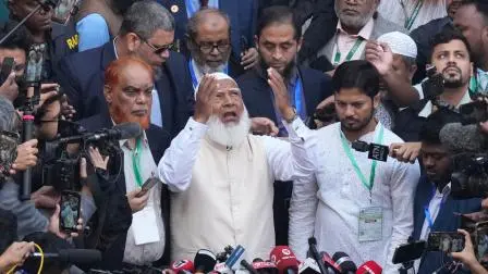 રાષ્ટ્રીય સંસદીય ચૂંટણી દરમિયાન મતદાન મથકનની બહાર મતદાન કર્યા પછી, જમાત-એ-ઇસ્લામીના નેતા શફીકુર રહેમાને મીડિયા સાથે વાત કરી (એજન્સી)