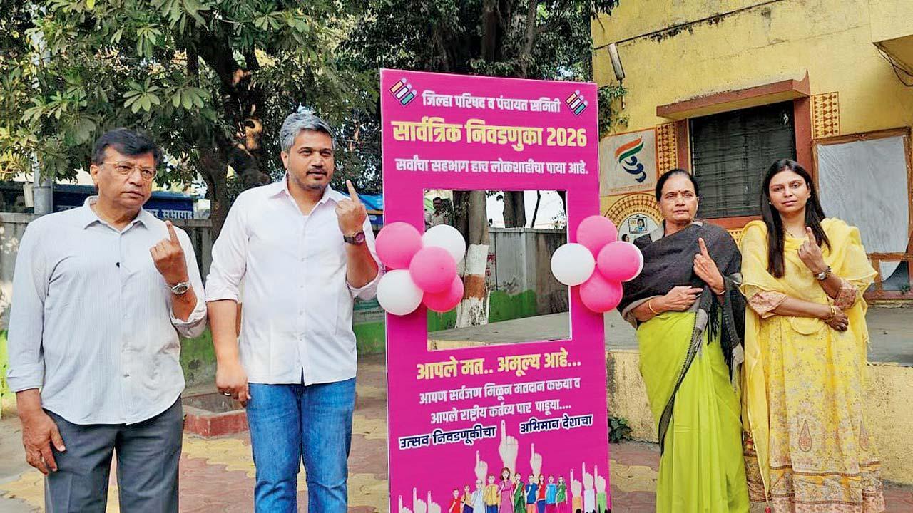 રોહિત પવાર અને પવાર પરિવારના અન્ય સભ્યોએ ગઈ કાલે જિલ્લાપરિષદની ચૂંટણીમાં મતદાન કર્યું હતું.