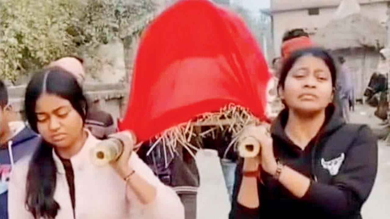 બિહારમાં ગરીબ માતાને કાંધ આપવા કોઈ ન આવ્યું, બે દીકરીઓ નનામી ઊંચકી