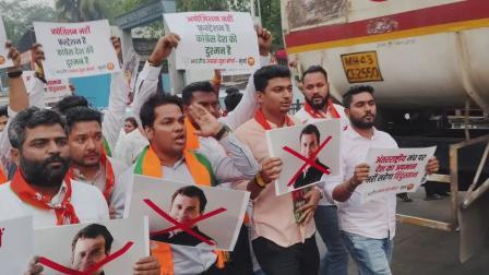 BJP નો કાળા ઝંડા સાથે વિરોધ (સૌજન્ય: મિડ-ડે)