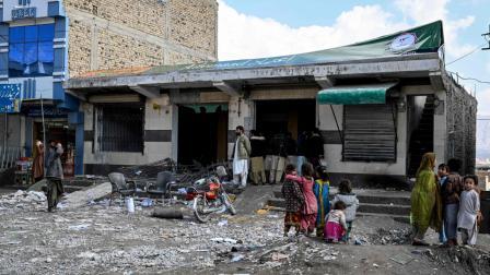 BLAએ કરેલા હુમલાના એક દિવસ પછી 1 ફેબ્રુઆરી, 2026 ના રોજ ક્વેટાની બહારના વિસ્તારમાં નુકસાન થયેલી બૅન્કના દ્રશ્યો (તસવીર: એજન્સી)