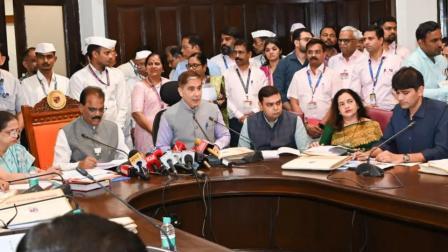 ધવારે બીએમસી કમિશનર ભૂષણ ગગરાણીએ બજેટ રજૂ કર્યું (સૌજન્ય: મિડ-ડે)