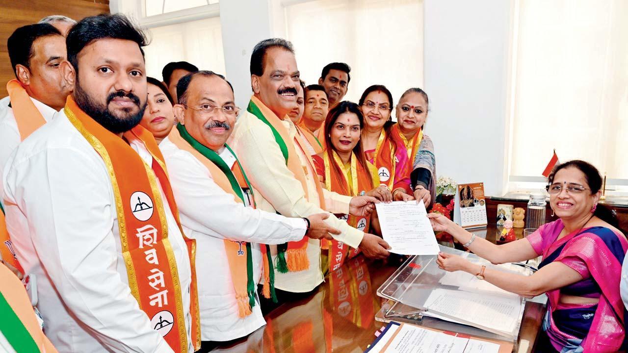 BMCની વિવિધ સમિતિના ચૅરમૅનપદ માટે મહાયુતિના કૉર્પોરેટરોએ ઉમેદવારી-ફૉર્મ ભર્યાં.