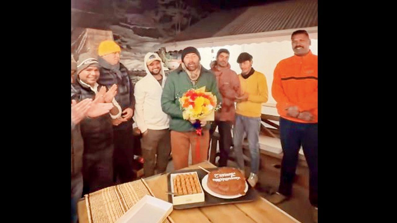 વિડિયોમાં સની દેઓલ અને તેની ટીમના સભ્યો ભેગા મળીને ‘હેપી ‘બૉર્ડર 2’ ટુ યુ’ ગાતા જોવા મળે છે