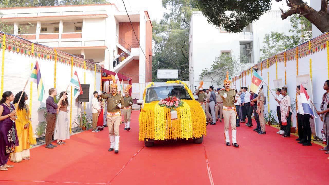 ભગવાન બુદ્ધના અવશેષોની શોભાયાત્રા નીકળી હતી.