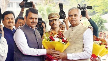 ગઈ કાલે રાજ્યપાલ આચાર્ય દેવવ્રતને વિધાનભવનમાં આવકારતા દેવેન્દ્ર ફડણવીસ. તસવીર: સૈયદ સમીર અબેદી