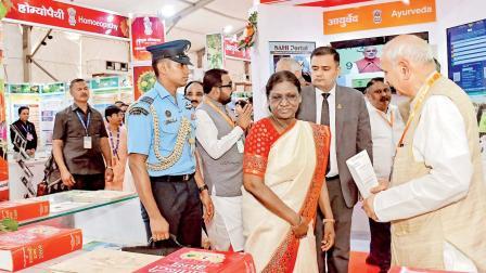 શેગાંવમાં ગઈ કાલે નૅશનલ આરોગ્ય મેલામાં રાષ્ટ્રપતિ દ્રૌપદી મુર્મુ. તેમણે શેગાંવમાં સંત ગજાનન મહારાજનાં દર્શન પણ કર્યાં હતાં.