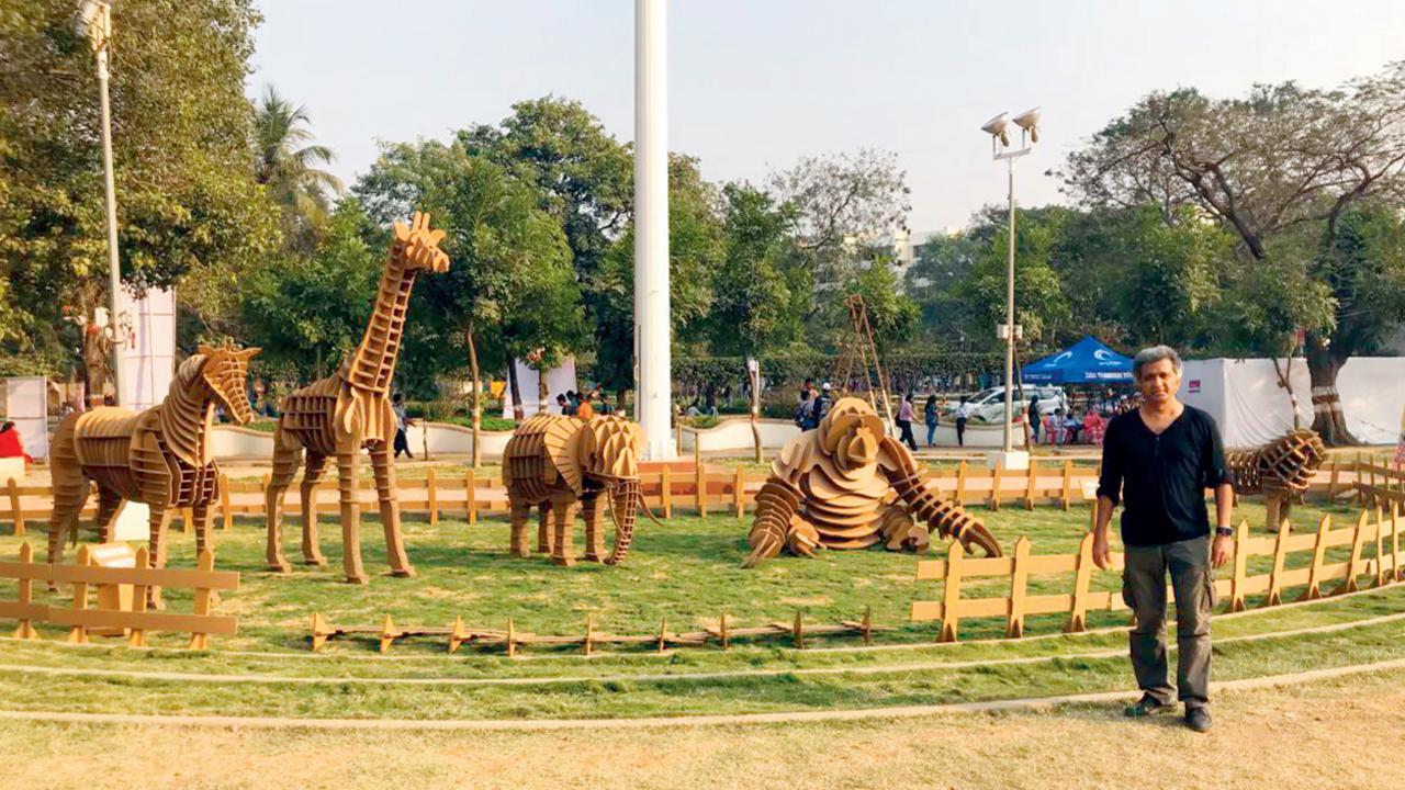 હરેશ મહેતા કાર્ડબોર્ડમાંથી તેમણે બનાવેલી કૃતિઓ સાથે