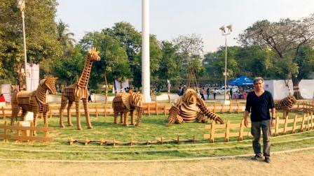 હરેશ મહેતા કાર્ડબોર્ડમાંથી તેમણે બનાવેલી કૃતિઓ સાથે