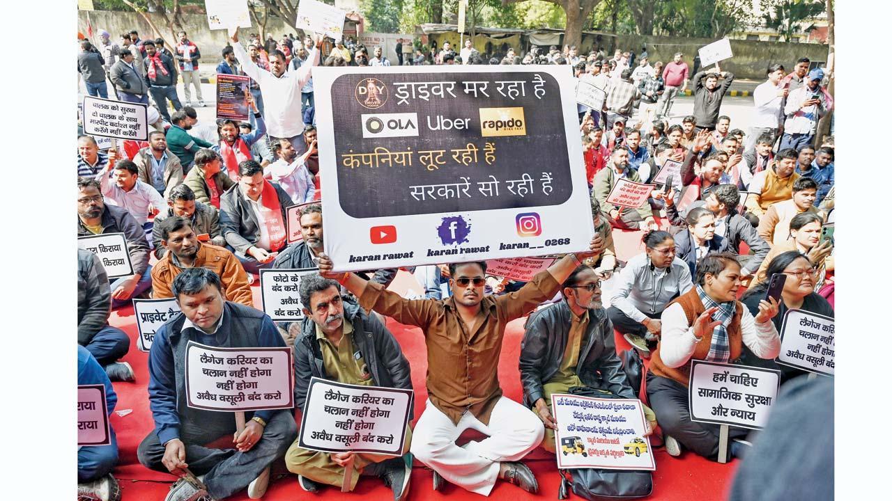 ગઈ કાલે દિલ્હીમાં જંતરમંતર પર ધરણાં કરતા ઓલા, ઉબર, રૅપિડોના ડ્રાઇવરો.