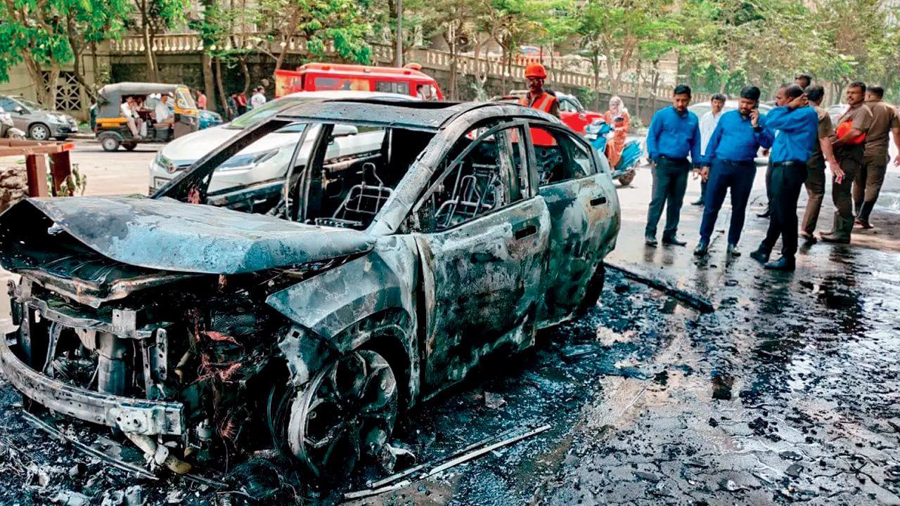 આગ લાગતાં કાર આખી બળી ગઈ હતી અને કાટમાળ જ બચ્યો હતો