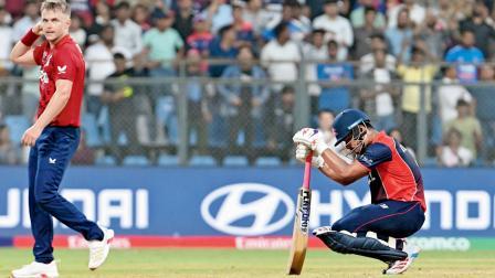 ગઈ કાલે ખૂબ જ રોમાંચક મૅચમાં ઇંગ્લૅન્ડ સામે માત્ર ૪ રનથી હારી જતાં નેપાલનો બૅટર લોકેશ બામ ખૂબ જ નિરાશ થઈ ગયો હતો. તેણે ૨૦ બૉલમાં અણનમ ૩૯ રન ફટકાર્યા હતા (તસવીર : અતુલ કાંબળે)