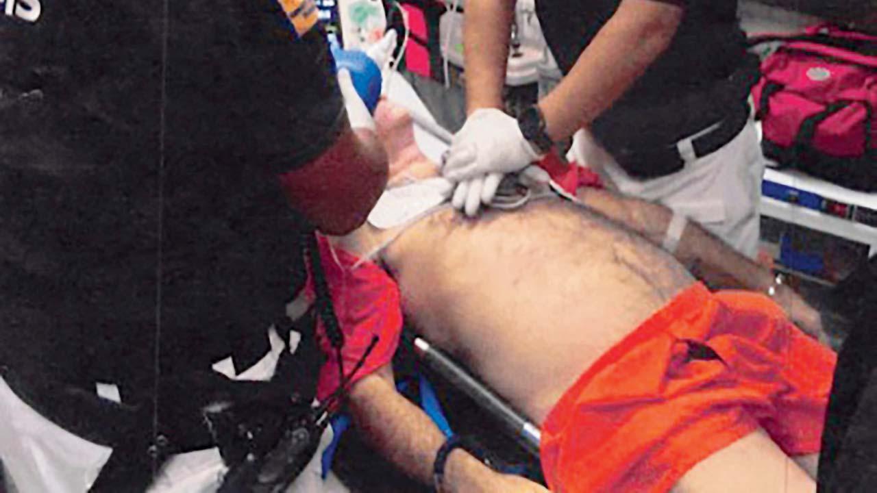 ૨૦૧૯ની ૧૦ ઑગસ્ટે જેફરી એપ્સ્ટીનના મૃત્યુ પછી તેને સેલમાંથી કાઢવામાં આવ્યો એ વખતની તસવીર અમેરિકન જસ્ટિસ ડિપાર્ટમેન્ટે ગઈ કાલે જાહેર કરી હતી.