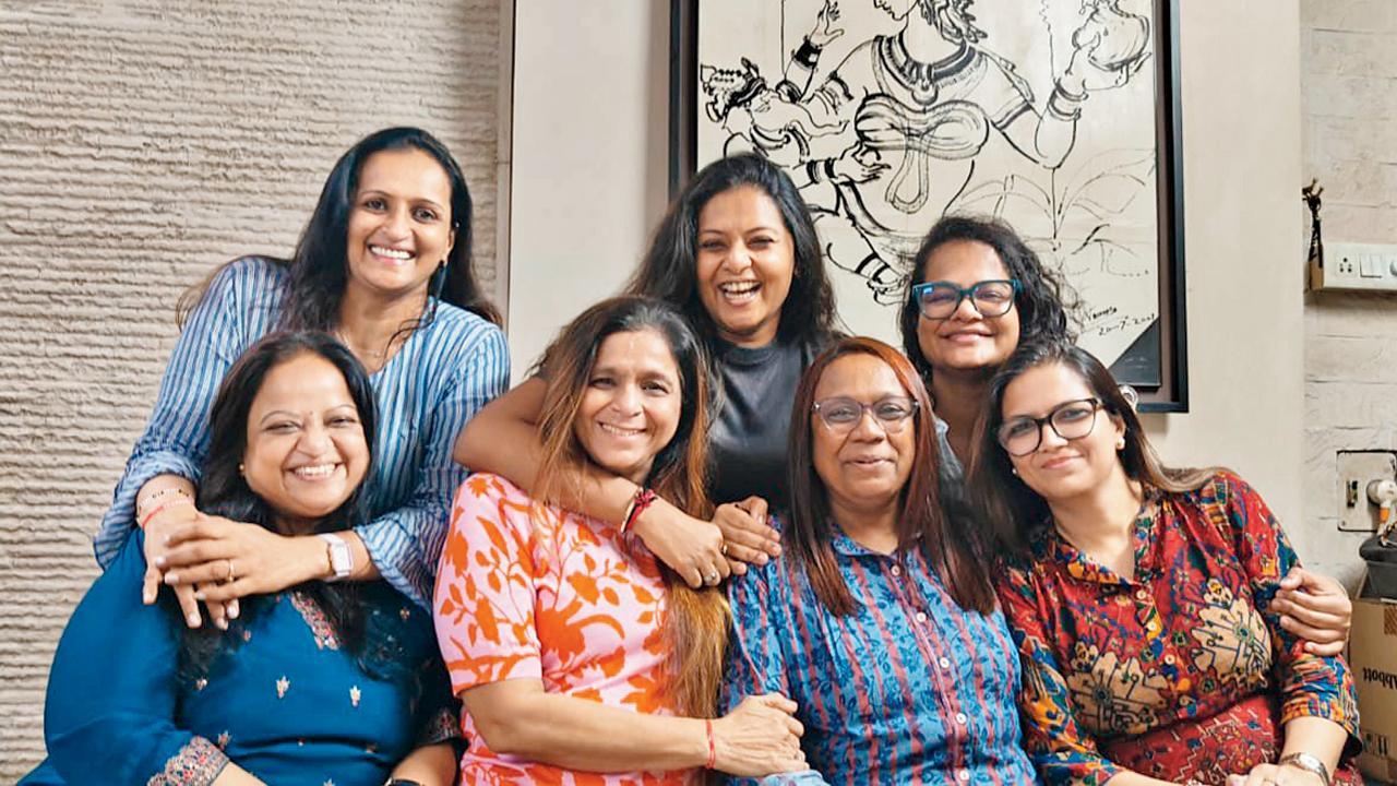 ઈશા ગાંધી અને તેમનાં મહિલા મિત્રો