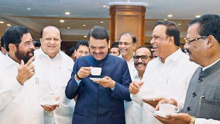 બજેટ-સેશનની પૂર્વસંધ્યાએ ગઈ કાલે સહ્યાદ્રિ ગેસ્ટ-હાઉસમાં સાથી-પક્ષો સાથે ચાય-પે-ચર્ચા કરી રહેલા મુખ્ય પ્રધાન દેવેન્દ્ર ફડણવીસ.