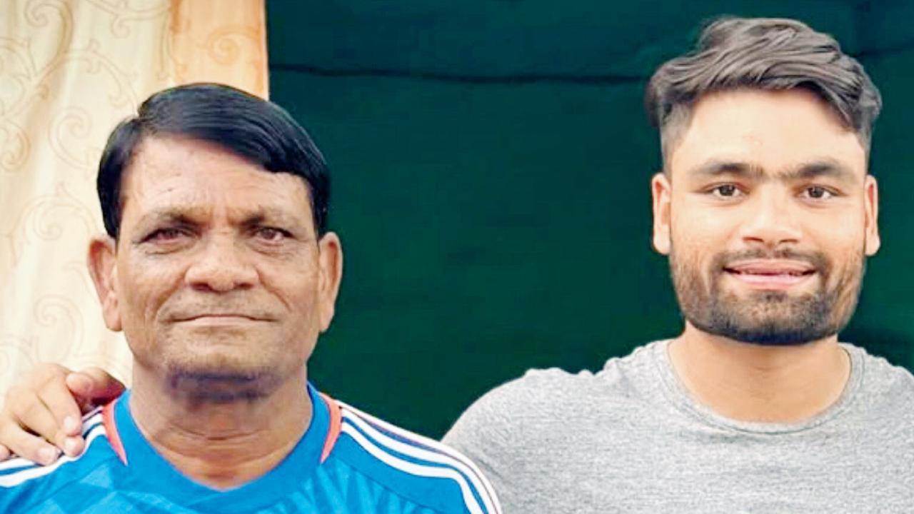 ક્રિકેટર રિન્કુ સિંહ (જમણે) તેના પપ્પા ખાનચંદ સિંહ સાથે