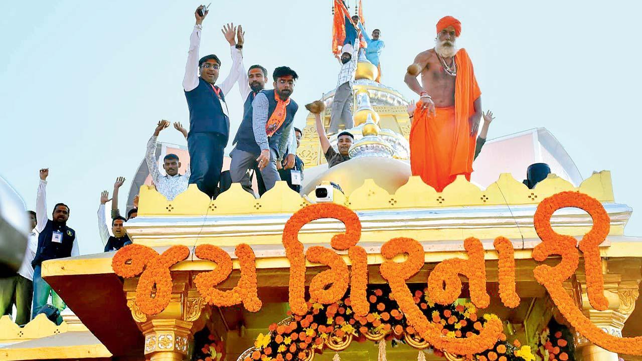 ભવનાથ મહાદેવ મંદિર પર ધ્વજારોહણ કરવામાં આવ્યું હતું.