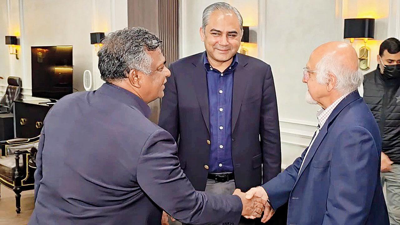 ડાબેથી બંગલાદેશ ક્રિકેટ બોર્ડના અધ્યક્ષ અમીનુલ ઇસ્લામ, ICCના સભ્ય ઇમરાન ખ્વાજા અને પાકિસ્તાન ક્રિકેટ બોર્ડના ચૅરમૅન મોહસિન નકવી