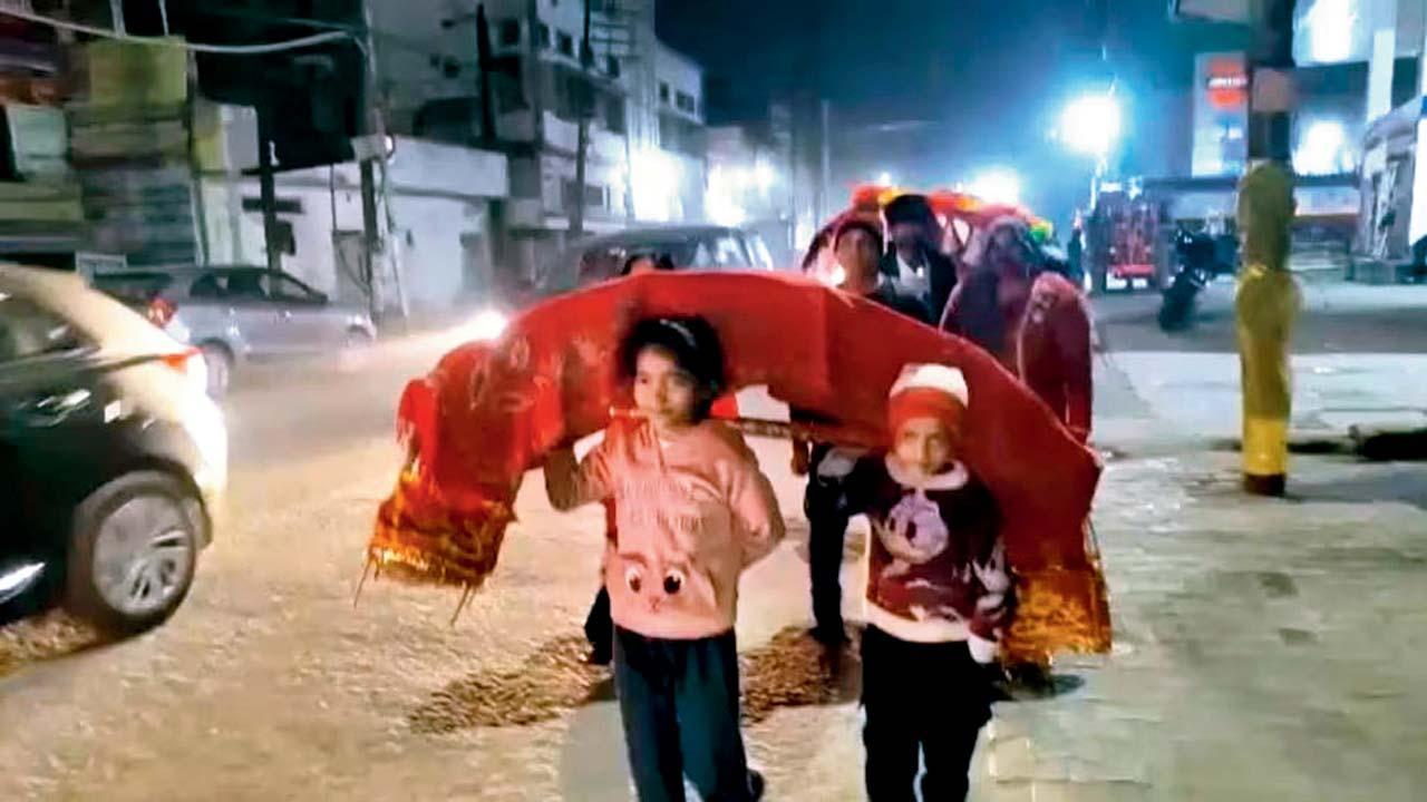  ૯ વર્ષની એક બાળકી ખભા પર કાવડ લઈને ભગવાન શિવના દરબારમાં પહોંચી હતી.