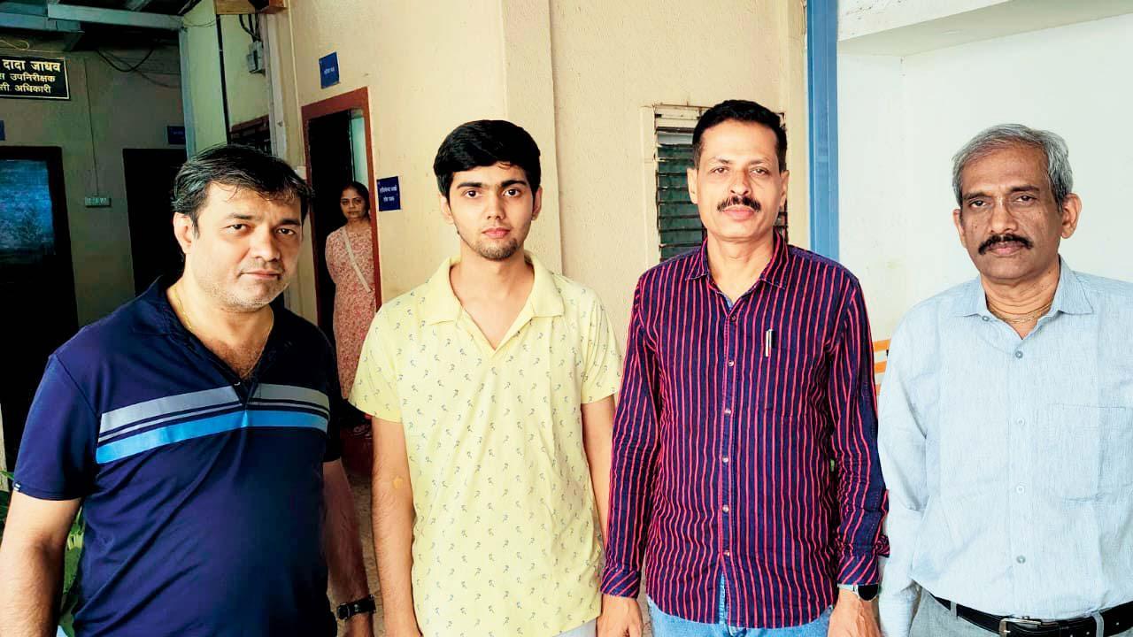 ગઈ કાલે મુલુંડ પોલીસ-સ્ટેશનમાં સ્ટેટમેન્ટ આપવા પિતા સાથે આવેલો હિમેશ બોરખતરિયા પોલીસ-અધિકારીઓ સાથે. 