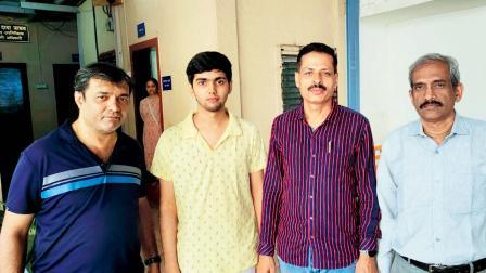 ગઈ કાલે મુલુંડ પોલીસ-સ્ટેશનમાં સ્ટેટમેન્ટ આપવા પિતા સાથે આવેલો હિમેશ બોરખતરિયા પોલીસ-અધિકારીઓ સાથે. 