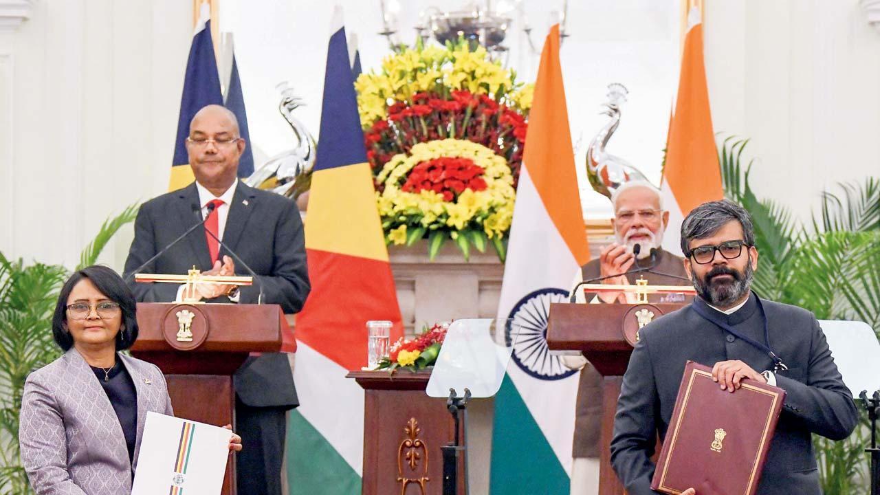 દિલ્હીના હૈદરાબાદ હાઉસમાં કરાર પર હસ્તાક્ષર દરમ્યાન સેશેલ્સના પ્રેસિડન્ટ અને નરેન્દ્ર મોદી.