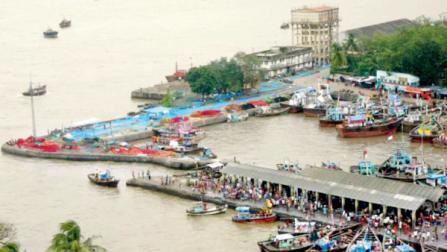 સસૂન ડૉક પર નાંગરેલી માછીમારોની હોડીઓ. 