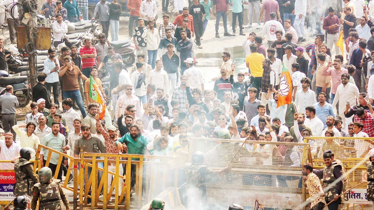 ગઈ કાલે ઇન્દોરમાં કૉન્ગ્રેસ અને ભારતીય જનતા પાર્ટીના યુવા મોરચાના કાર્યકરો વચ્ચેની અથડામણ અટકાવવા પોલીસે બળ વાપરવું પડ્યું હતું.