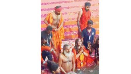 મૃગીકુંડમાં સ્નાન કરતી કીર્તિ પટેલની વિડિયોમાંથી ગ્રૅબ કરેલી તસવીર. 