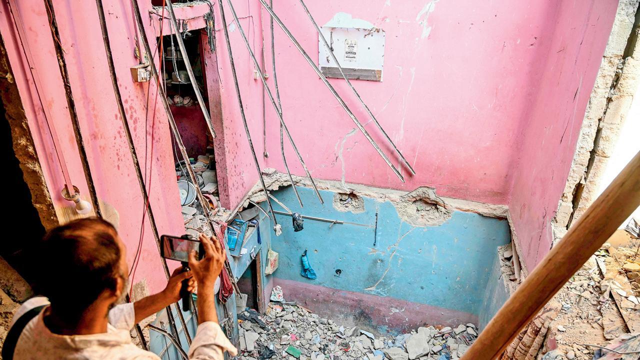 વિસ્ફોટ વહેલી સવારે સાડાચાર વાગ્યે પહેલા માળે થયો હતો