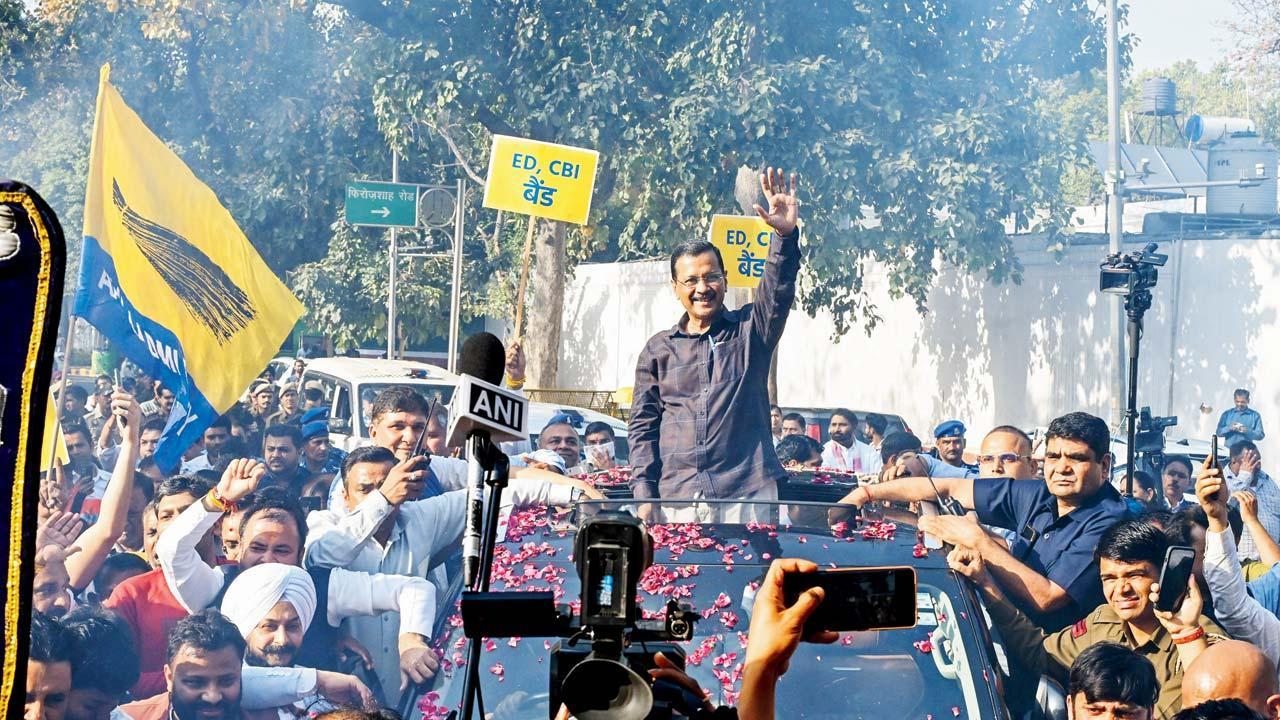 ગઈ કાલે કોર્ટની ક્લીન ચિટ મળ્યા પછી આમ આદમી પાર્ટીના રાષ્ટ્રીય કન્વીનર અરવિંદ કેજરીવાલે ઘરેથી પાર્ટીની ઑફિસે જતી વખતે સમર્થકોનું અભિવાદન ઝીલ્યું હતું.