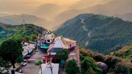 સ્થાનિક લોકોને કુંજાપુરી માતા પર ખૂબ આસ્થા છે. અહીં આવતા ભક્તો શ્રદ્ધારૂપે મંદિર પરિસરમાં રહેલા ઝાડ પર ચૂંદડી, નાડાછડી આદિ બાંધે છે.