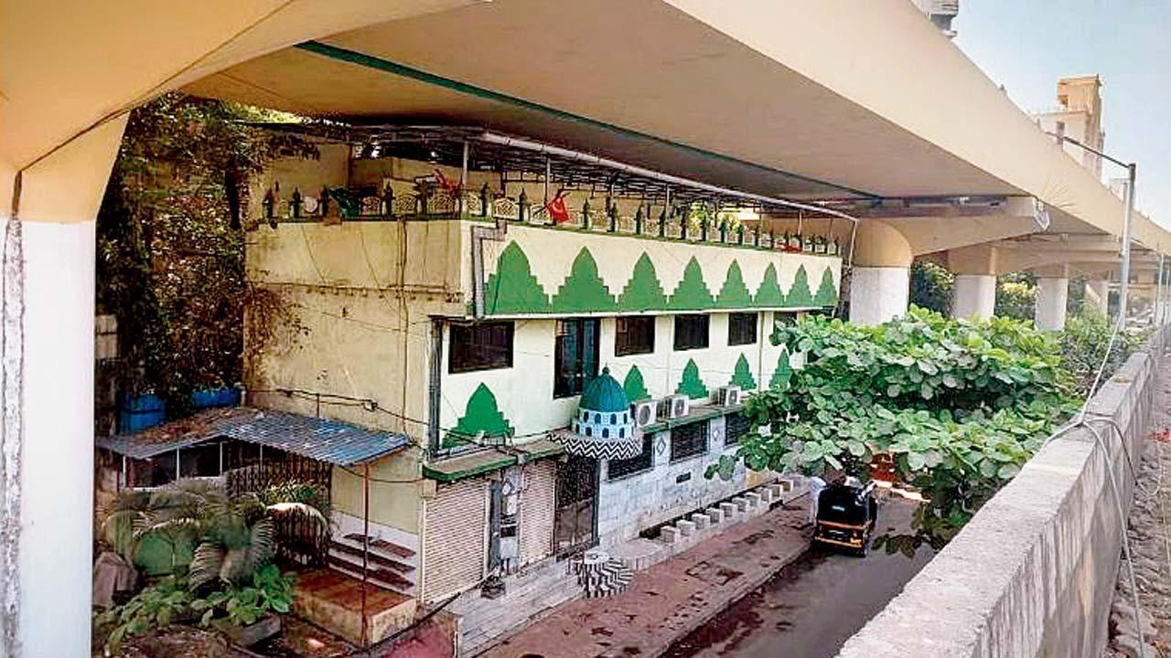 મેટ્રોલાઇન 2Bના ગર્ડર નીચે મસ્જિદ