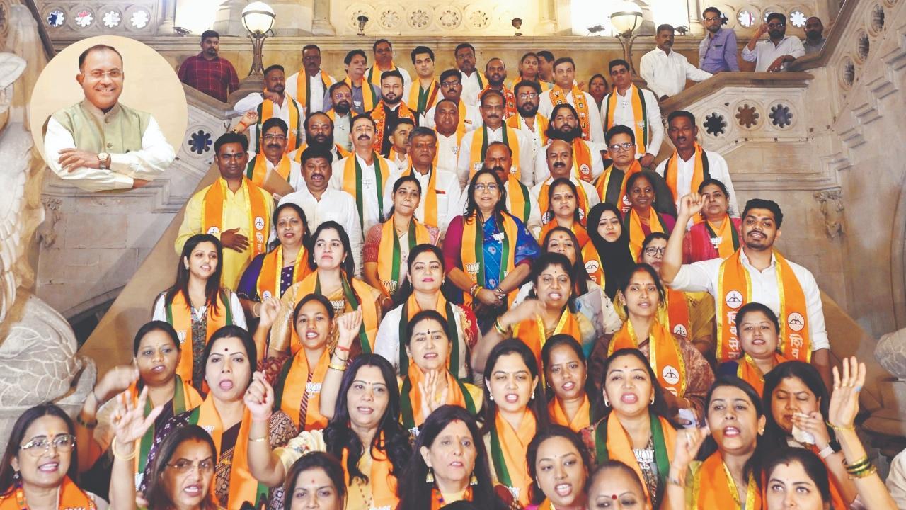 શિવસેના અને ભારતીય જનતા પાર્ટી (BJP)ના ચૂંટાયેલા કૉર્પોરેટર્સ કોકણભવનમાં રજિસ્ટ્રેશન કરાવવા ગયા એ પહેલાં બૃહન્મુંબઈ મ્યુનિસિપલ કૉર્પોરેશન (BMC)ના હેડક્વૉર્ટર્સ પર ભેગા થયા હતા. તસવીર : આશિષ રાજે