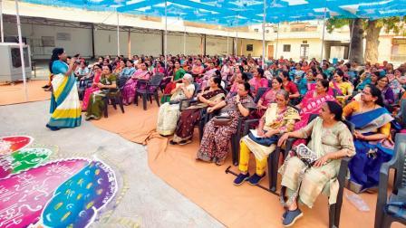 સિદ્ધપુરમાં યોજાયેલા બ્રહ્મ મહિલા શક્તિ સ્નેહમિલન સમારોહમાં ભેગી થયેલી મહિલાઓ.