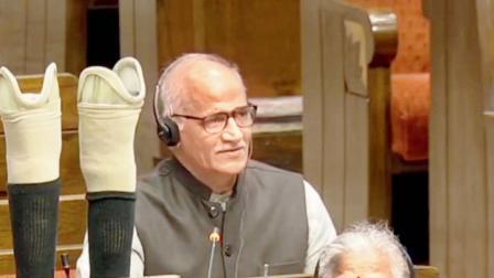 સંસદસભ્ય સી. સદાનંદન માસ્ટરે પોતાના આર્ટિફિશ્યલ પગ ટેબલ પર મૂક્યા