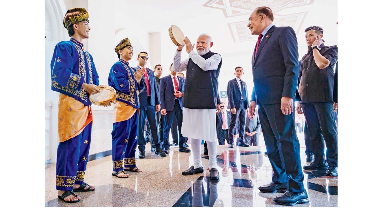 ગઈ કાલે મલેશિયાના ક્વાલા લમ્પુરમાં ભારતીય સમુદાયની એક ઇવેન્ટમાં ડફલી વગાડતા નરેન્દ્ર મોદી.